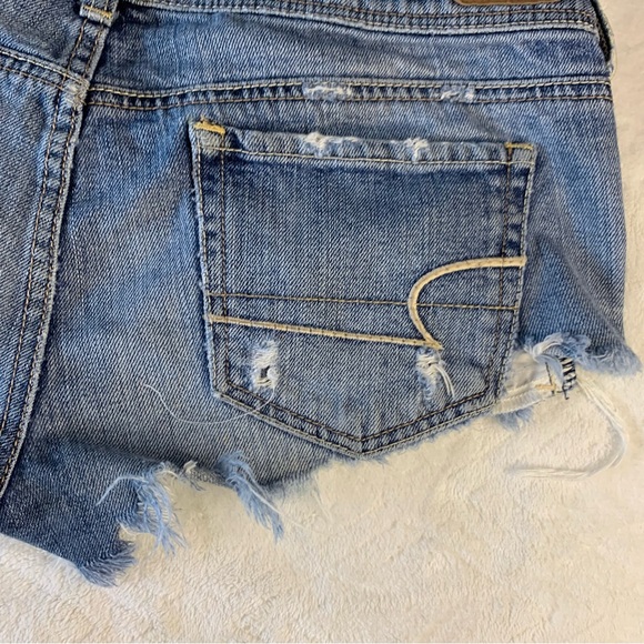 AMERICAN EAGLE SHORTS WOMENS 6 BLUE CUT OFF DENIM MID RISE Festival Beach - Picture 3 of 9
